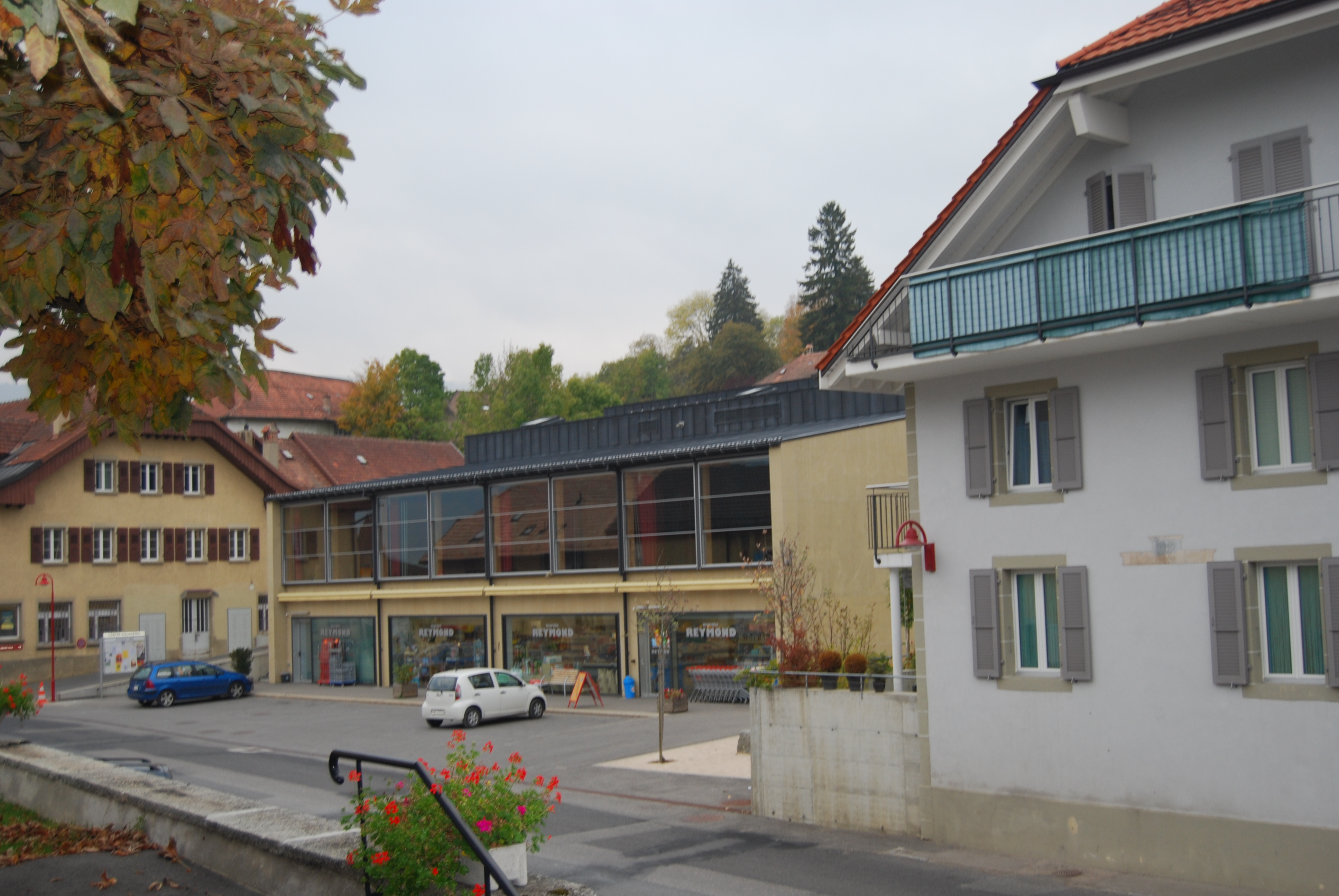 Marché Reymond, Centre villageois